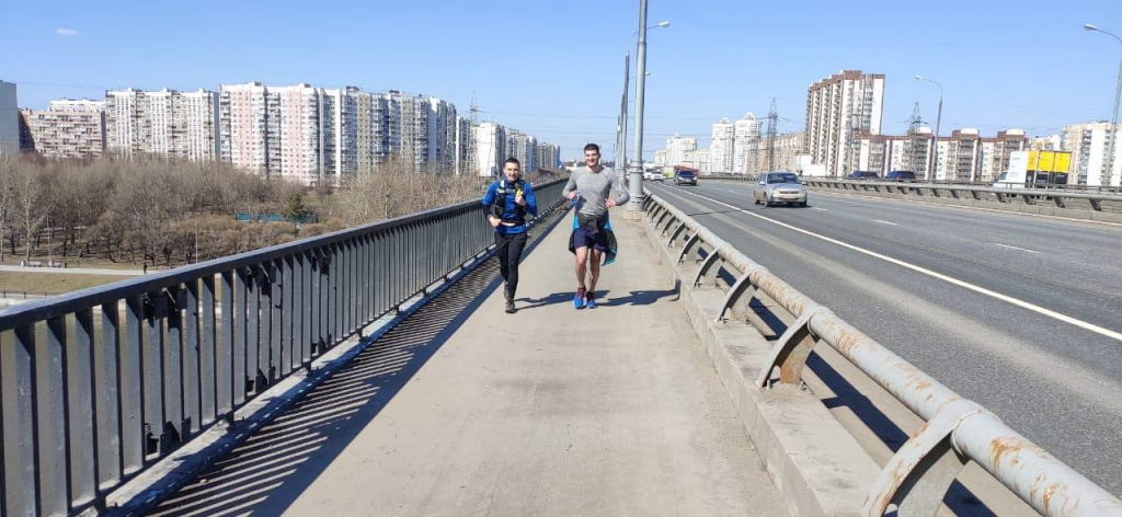 Московский половина. Горка у Братеевского моста. Братеевский мост переразметка. Братеевский мост пешеходный переход. Лестница Братеевский мост.