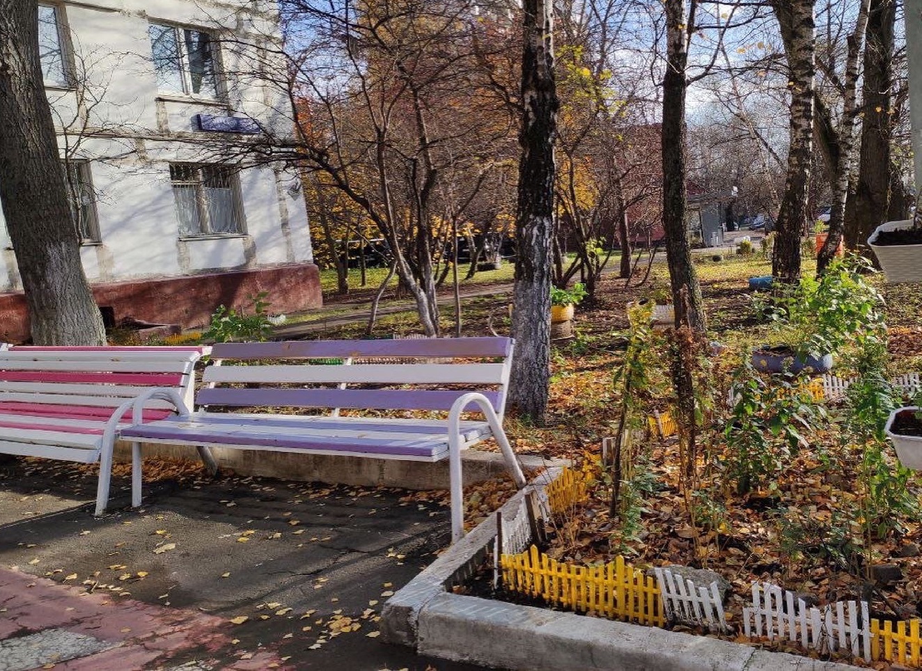 Жители дома в Путевом обустроили осенний палисадник