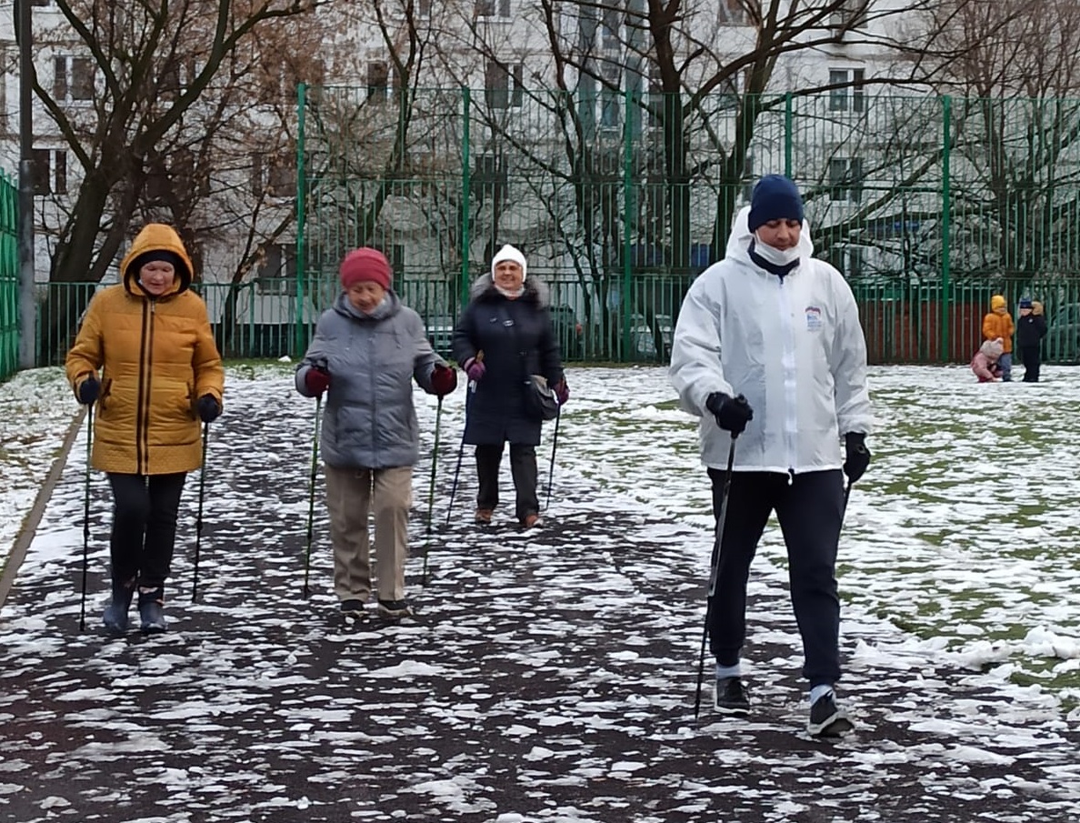 В Алтуфьевском районе пенсионеры активно занимаются скандинавской ходьбой