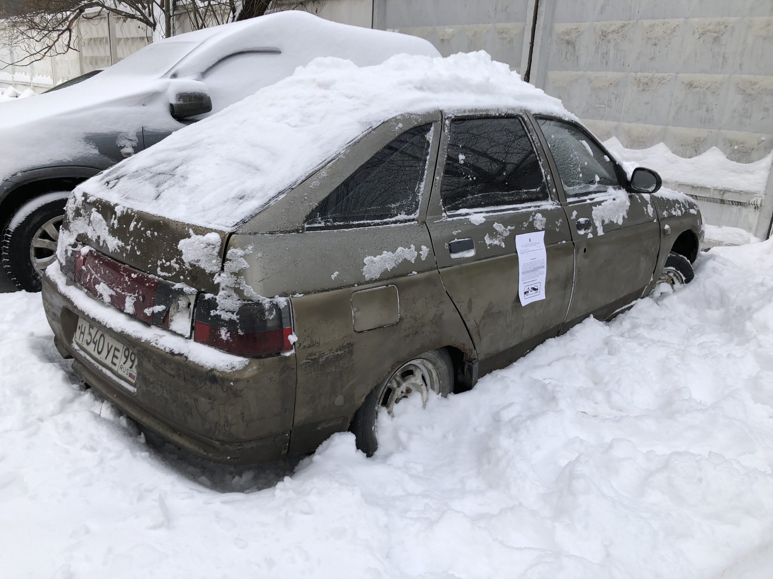 Брошенный автомобиль нашли в сугробе на Алтуьфевском шоссе