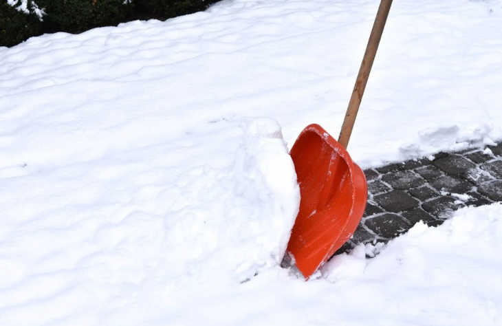 Сотрудники досугового центра в Алтуфьеве помогли коммунальщикам расчистить от снега каток