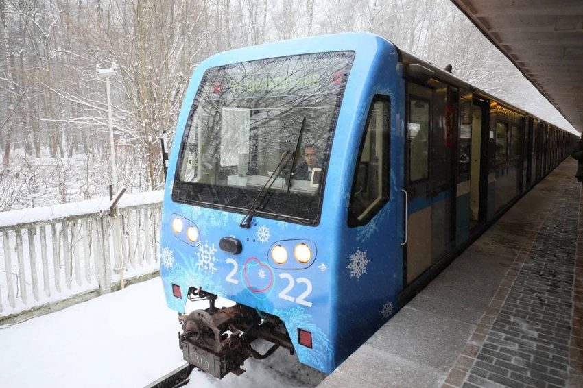Новогодние поезда запустят на серой ветке метро